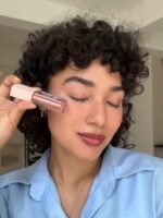 Encontraste el glitter perfecto que no se siente pesado. ☁️✨ Textura suave, brillo intenso. Las Sombras Micro Glitter de Cherimoya son el toque final que tu look estaba pidiendo. Prepárate para las fotos porque este brillo no tiene filtros. 🔥📸 ¡Consigue tus tonos favoritos en nuestra web! 🛍️ #GlitterEyes #CherimoyaPeru #MakeUpInspo #TendenciasMaquillaje #MicroShine