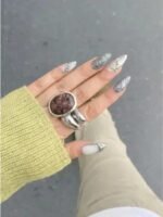 El plateado metalizado de Cherimoya es literal un espejo en las manos. El nivel de brillo es de otra galaxia. 👽✨ Si buscabas una señal para pasarte al estilo Liquid Metal, es esta. 💿 Un toque de luz que combina con todo. ¿Te atreverías con este acabado? 🤍  #Cherimoya #SilverNails #MetalizedNails #UñasPlateadas #NailInspo