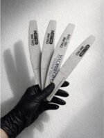 ¿Usas la misma lima para todo? 🛑 ¡Cuidado! No todas las limas son iguales y elegir la incorrecta puede dañar tus uñas naturales. 😱  Hoy te enseñamos la herramienta estrella para tu manicura básica. Porque una uña sana es la base de un diseño increíble. 🌈 #LimasDeUñas #NailFiles #ManicuraBasica #TipsDeManicure #UñasSanas