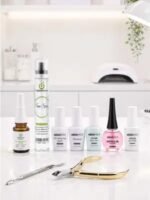 ¿Quieres iniciarte en la manicura en gel y no sabes por dónde empezar? ✨ No necesitas mil productos, necesitas los correctos. 💅 Guarda este video para que recuerdes los materiales básicos que no pueden faltar en tu mesa para un acabado profesional y duradero 💚 ✔️ La calidad de tus materiales define la calidad de tu trabajo.  ✔️ Mantén tus pinceles lejos de la luz de la lámpara.  ✔️ ¡La práctica hace al maestro! Aprovecha nuestro nuevo Kit Esmalte en Gel 💚 disponible en nuestra web www.cherimoya.pe ¿Cuál de estos productos es el que más usas en tu día a día? Cuéntanos abajo. 👇 #ManicuraParaPrincipiantes #chmanicura #TipsDeManicura #UñasEnGel #MaterialesDeManicura