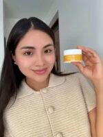 ¿Maquillaje difícil de quitar? ✋ No maltrates tu piel tallando de más. Nuestro bálsamo limpiador de Cherimoya se derrite al contacto con tu piel, eliminando impurezas y maquillaje en segundos sin dañar tu barrera cutánea. 💧 ✅ Limpia profundamente ✅ Hidrata y revitaliza ✅ Para todo tipo de piel ¡Consigue el tuyo en nuestra web www.cherimoya.pe ! 🛍️ #BeautyTips #Desmaquillante #Cherimoya #chmaquillaje #chericuidadopersonal