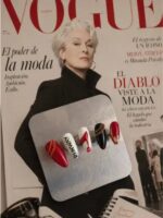¿Flores? ¿Para primavera? No. Hoy se lleva el estilo de El Diablo Viste a la Moda. 👠🔥 Nos pusimos las botas Chanel (y el esmalte de lujo) porque hoy se estrena El Diablo Viste a la Moda. Un diseño de uñas tan icónico que hasta Emily Charlton nos pediría el contacto. ¿Estás lista para tu cambio de imagen? ☕️👗 #TheDevilWearsPrada #ElDiabloVisteALaModa #MirandaPriestly #RunwayMagazine #chmanicura