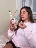 ¿Alguien más siente que abril se pasó volando? 😅 Así llegamos al cierre de mes: con mil pendientes terminados! pero con el makeup intacto porque, ante todo, la elegancia no se negocia. 💅✨ Etiqueta a esa amiga que vive en "modo trabajadora" pero siempre divina. 👇 #Cherimoya #MakeupLover #chmaquillaje #cherilover #BeautyTips