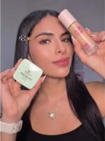 ¿Cansada de ojeras, rojeces o imperfecciones que no se cubren? 😩✨  Descubre el poder de la corrección de color profesional con nuestra Paleta de Correctores en Crema de 5 Colores de Cherimoya 🎨. ¡En este mini tutorial te muestro cómo funciona el arte de neutralizar antes de unificar! Su textura cremosa y ligera se funde perfectamente con tu piel para una cobertura total con acabado natural. 🙌 ¡Míralo en acción y sorpréndete! ¿Qué tono es el que más usas? 💬👇 🛒 Encuéntralo en nuestra web www.cherimoya.pe 💚