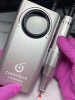 El Torno Inalámbrico de Cherimoya llegó para transformar tu mesa de trabajo. Con un diseño ultra elegante y cómodo, este pulidor es la herramienta infaltable que tu estudio necesita para elevar el nivel de tus manicuras. 💅🔥 Lo que incluye el kit: 💎 Lápiz de alta precisión (ligero y sin vibraciones molestas). ⚡ Potencia brutal: Regulable de 0 a 35,000 RPM (24W) para un retiro rápido y limpio. 🔌 Libertad total: Cable cargador para llevarlo a donde quieras. 🛠️ Set de fresas incluido para empezar desde el primer día. ¡Menos tiempo retirando, más tiempo creando arte! 🚀 #Cherimoya #NailDrill #TornoInalambrico #PulidorDeUñas #chmanicura