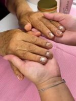 Las manos que nos enseñaron a caminar, que nos abrazaron y que nos cuidaron, hoy merecen ser cuidadas con el mismo amor. 💖✨ La manicura en pieles maduras va mucho más allá de la estética; es un acto de mimo, respeto y salud. Sus uñas y su piel requieren una atención especial: limas de grano muy suave para evitar la fricción, preparadores ultra delicados que protejan su uña natural y una hidratación profunda que devuelva la elasticidad. Porque la belleza y el derecho a sentirse consentida no tienen edad. 👵🏼💅🏼  Y tú, ¿a qué persona especial te gustaría consentir hoy? Cuéntanos en los comentarios 👇✨ #cherimoya #manicura #cuidado #chmanicura #nailart