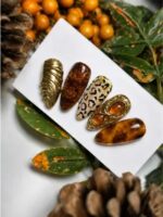 El esmalte Efecto Ámbar de Cherimoya le da a tus uñas una profundidad única y un brillo magnético que cambia con la luz. En este video te mostramos cómo lograr este diseño sofisticado en segundos. 🍂💅 ¿Te atreves a llevarlo? #cherimoya #efectoambar #NailArt #chmanicura #NailsInspo