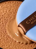 Acompaña tus días con la nueva línea de maquillaje de Cherimoya y logra ese acabado profesional que tanto amas. Estos son tus nuevos 4 infaltables: - Liquid Foundation: Cobertura perfecta y construible que se adapta a ti. - Liquid Concealer Seamless: Adiós mirada cansada; alta cobertura sin pesadez. - Pressed Powder: Tu filtro de la vida real que difumina poros al instante. - Long Lasting Cushion: Tu aliada de larga duración para un retoque rápido estés donde estés. Elige tu favorito o llévatelos todos. 🛍️ ¿Cuál vas a probar primero? ¡Te leemos en los comentarios! 👇 #Cherimoya #velvetedition #chmaquillaje #PielDePorcelana #GlowSkin